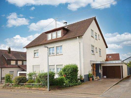 Hausansicht und Garage