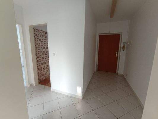 Burgwedeler Str. 42 Flur zum Ausgang, zum Bad zur 