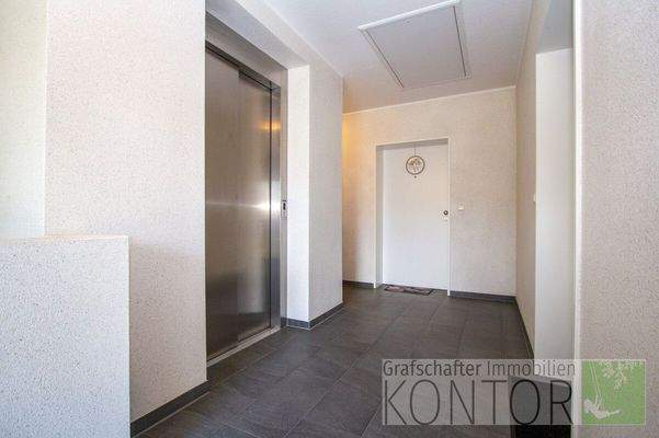 Treppenhaus mit Fahrstuhl