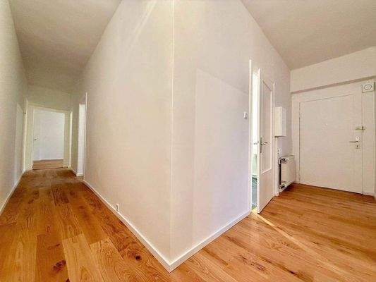 Geräumiger Flur nach Renovierung 1