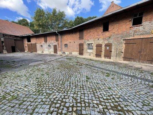 ehem. Stallungen mit Hof