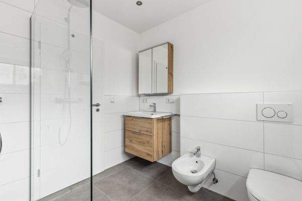 2025 komplett erneuert/saniert Bad im 1.OG