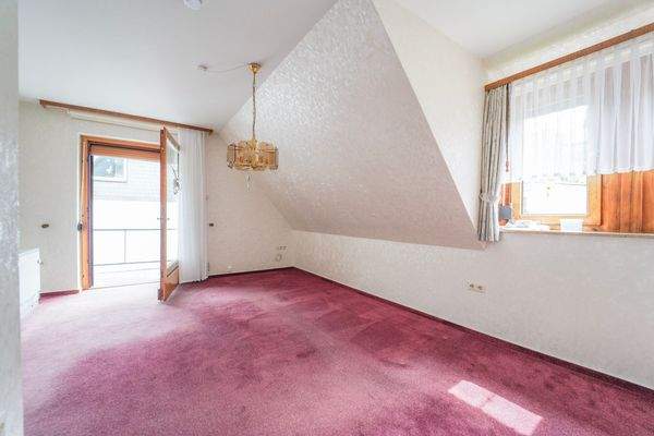 Wohnzimmer DG mit Balkonzugang 