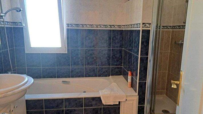 Pe860 bathroom 2.jpg