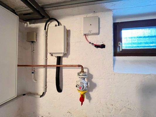 Keller mit Wasser und Stromanschluss