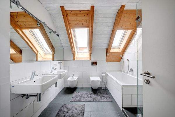 Hauptbadezimmer – Ruhe und Komfort für die Eltern im OG