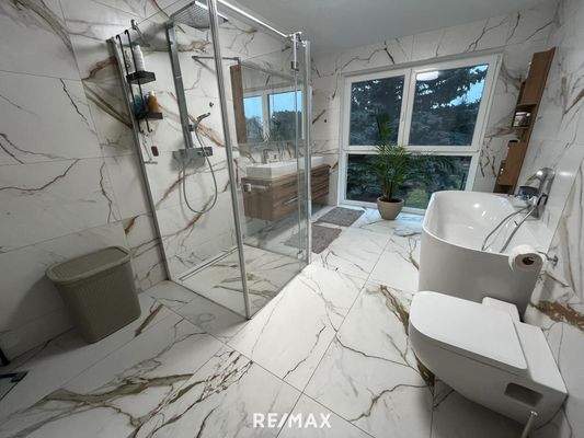 Badezimmer mit Badewanne, Dusche und WC im OG