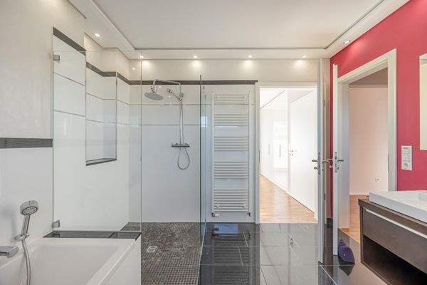 Hochwertiges und großzügiges Badezimmer