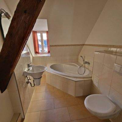 großes Badezimmer mit Fenster