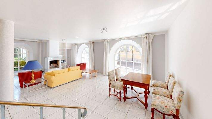 Wohnzimmer - Blick zum Kamin/Büro