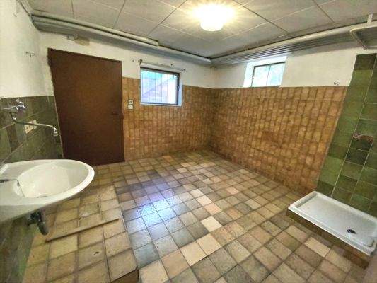 Kellerraum mit Außenzugang und Dusche