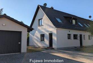 Ansicht Straßenseite mit Stellplatz und Garage