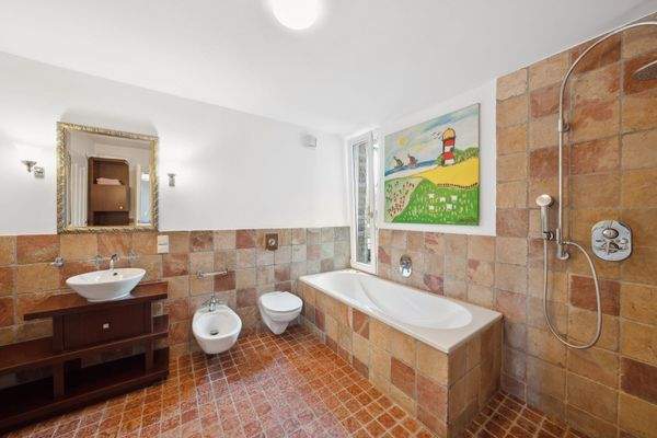 Das Masterbad verströmt mediterranes Flair mit warmen Naturtönen.