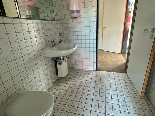 Büro EG_WC Raum.JPG