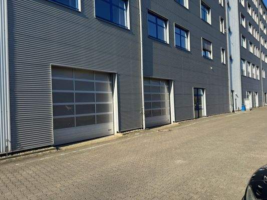 Rolltore zum Werkstattbereich