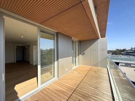 teilweise überdachter Balkon