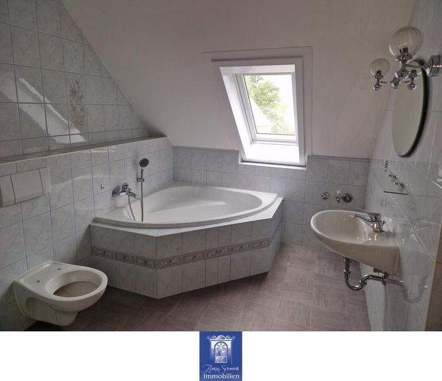 Großzügige Dachgeschosswohnung! EBK! Tageslichtbad! - Photo 3