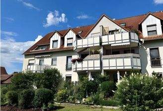 Außenansicht mit Balkonen und Garten