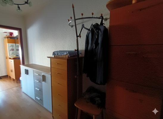 Eingang Garderobe, Foto digital optimiert (KI-gestützt)