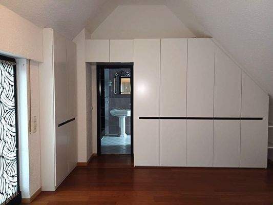 Schlafzimmer mit Einbauschränken