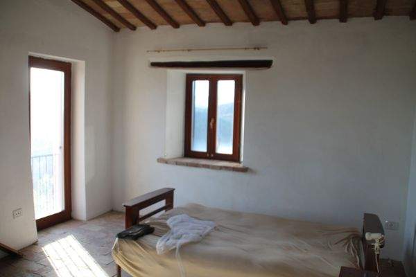 Große Fenster und eine Balkontür für viel Licht