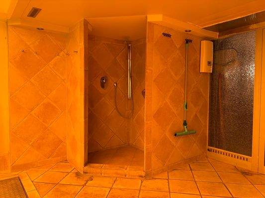 Dusche in der Schwimmhalle