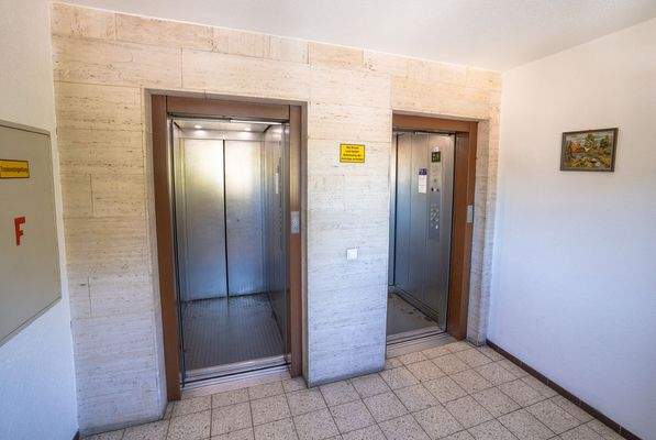 Treppenhaus mit Aufzug 