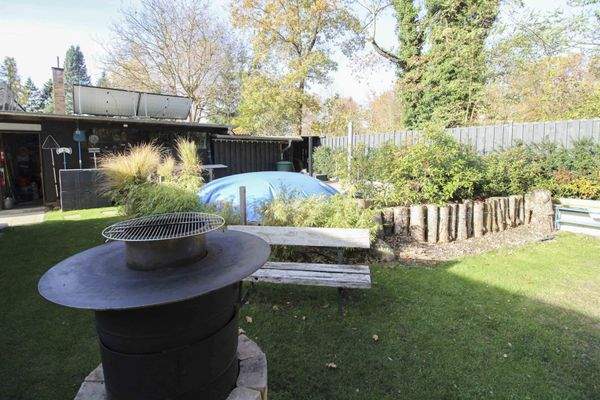 Pool hinter Nebengelass