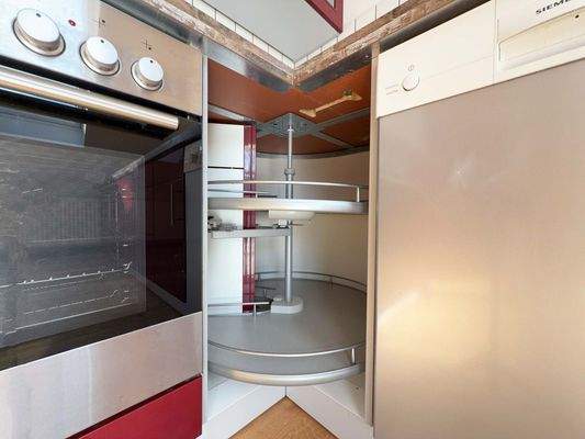 Küche: Durchdachte Ecklösung sorgt für komfortable Stauraumnutzung