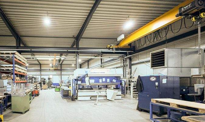 Effizient strukturierter Produktionsbereich mit installierter Technik