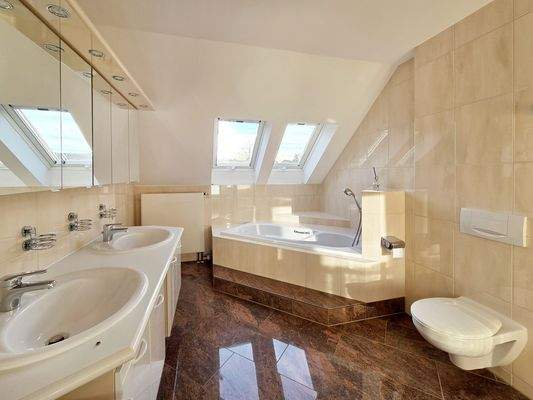 Badezimmer mit Eckbadewanne, Doppelwaschtisch und Duschnische