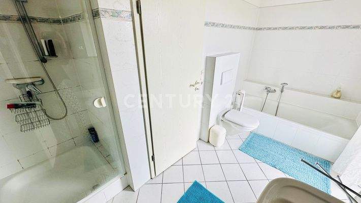 Badezimmer mit Dusche und Badewanne