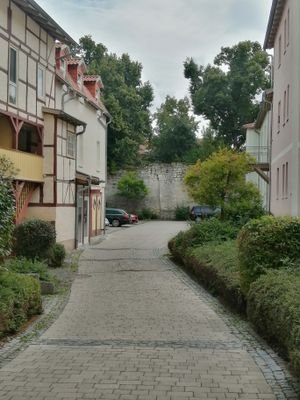 Blick zu Stellplätzen vor der Stadtmauer