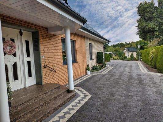 Eingang WG Nr. 1 mit Auffahrt!