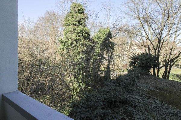 Balkon mit grünem Ausblick