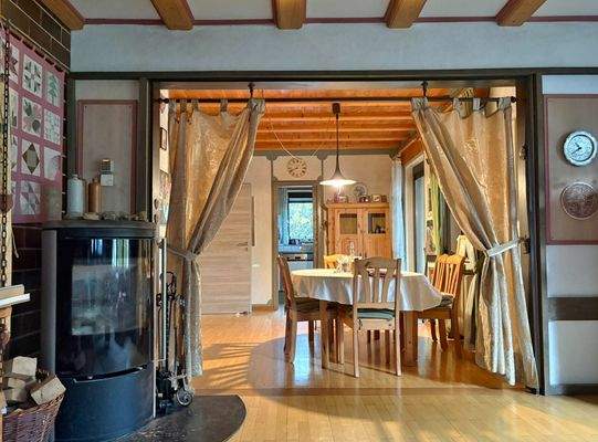 Blick vom Wohnen ins Esszimmer