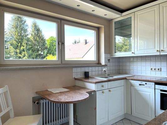 Separate Küche mit Einbauküche