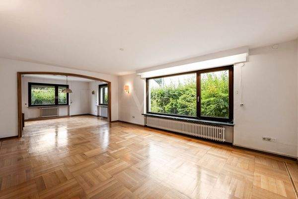 offener Wohn- und Essbereich mit Parkett  