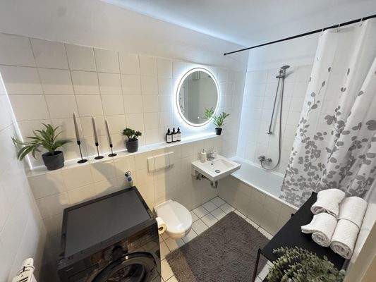 Modernes Bad mit neuer Waschmaschine