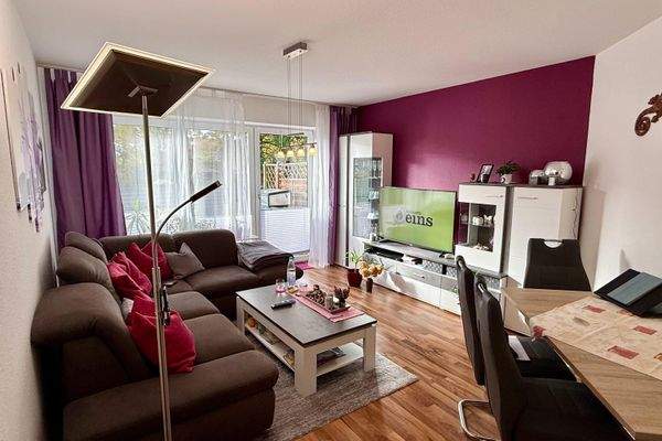 Das Wohnzimmer mit Zugang zur Terrasse.