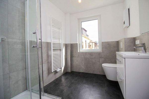 Bad mit Dusche und Fenster