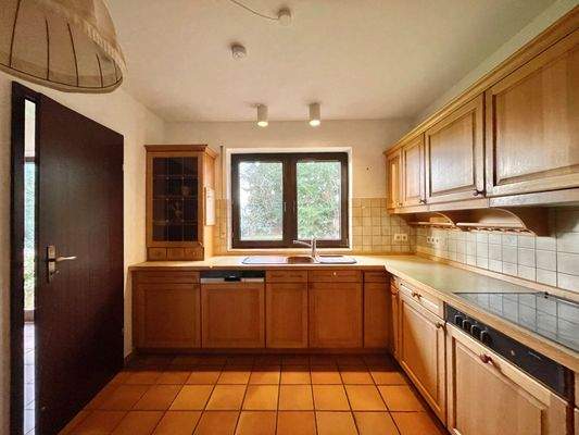 Die Küche ist mit einem zusätzlichen Hauswirtschaftraume ausgestattet