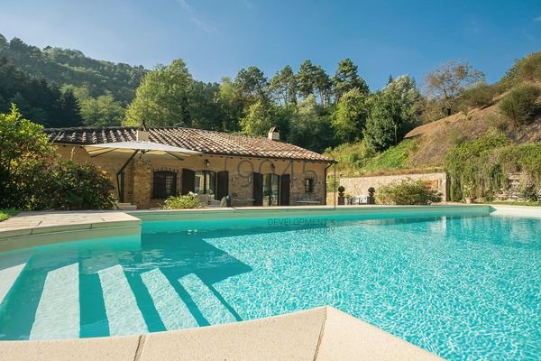 Repräsentatives Bauernhaus mit Dependance und Schwimmbad auf den Hügeln von Camaiore - Toskana