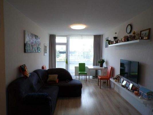 4a Wohnraum (Blick zum Balkon)