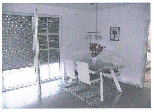 Essbereich kleine Wohneinheit mit Zugang zum Balk.