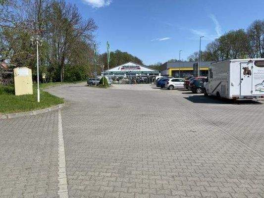 Einfahrt und Parkplatz