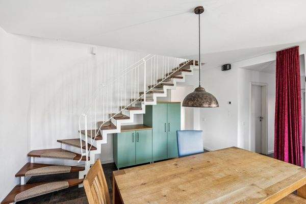 Wohnküche/Treppe zum Obergeschoss