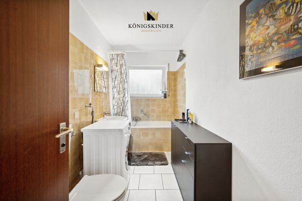 Komfortables Badezimmer mit Badewanne