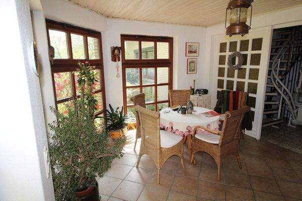 6 - Eingangsbereich mit Gartenblick