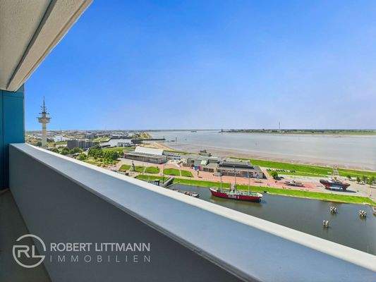 Balkon mit Hafenblick